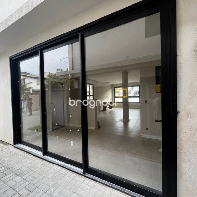 Casa com 129m², 3 quartos (sendo 1 suíte), 1 garagem, no bairro Santa Mônica em Florianópolis