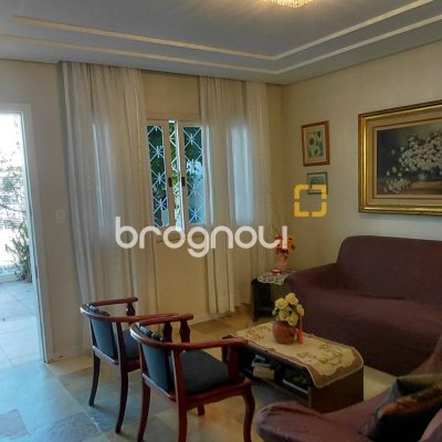Casa com 288m², 4 quartos (sendo 2 suítes), 2 garagens, no bairro Itacorubi em Florianópolis