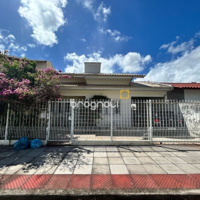 Casa com 288m², 4 quartos (sendo 2 suítes), 2 garagens, no bairro Itacorubi em Florianópolis
