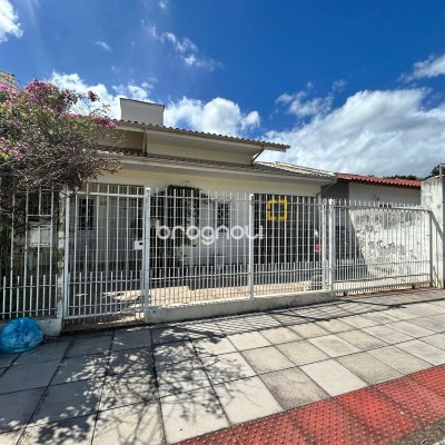 Casa com 288m², 4 quartos (sendo 2 suítes), 2 garagens, no bairro Itacorubi em Florianópolis