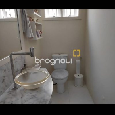 Casa com 288m², 4 quartos (sendo 2 suítes), 2 garagens, no bairro Itacorubi em Florianópolis