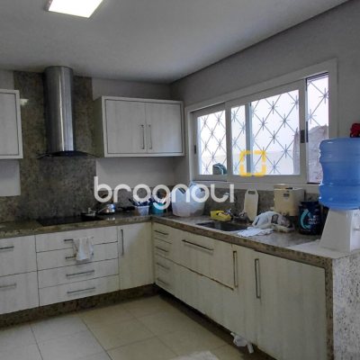 Casa com 288m², 4 quartos (sendo 2 suítes), 2 garagens, no bairro Itacorubi em Florianópolis