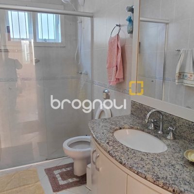 Casa com 288m², 4 quartos (sendo 2 suítes), 2 garagens, no bairro Itacorubi em Florianópolis