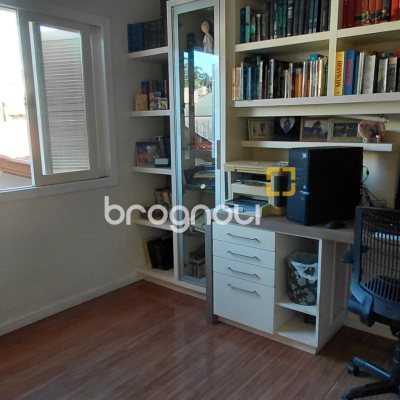 Casa com 288m², 4 quartos (sendo 2 suítes), 2 garagens, no bairro Itacorubi em Florianópolis