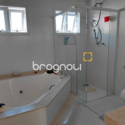 Casa com 288m², 4 quartos (sendo 2 suítes), 2 garagens, no bairro Itacorubi em Florianópolis