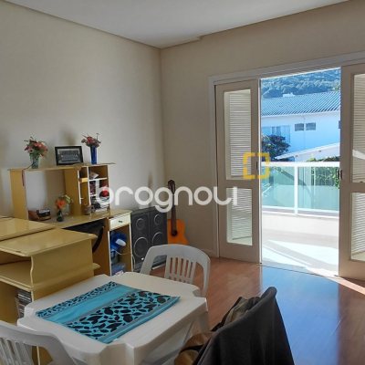 Casa com 288m², 4 quartos (sendo 2 suítes), 2 garagens, no bairro Itacorubi em Florianópolis