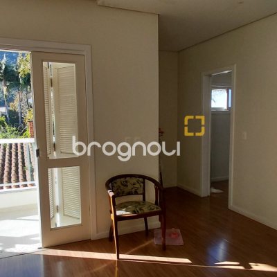 Casa com 288m², 4 quartos (sendo 2 suítes), 2 garagens, no bairro Itacorubi em Florianópolis