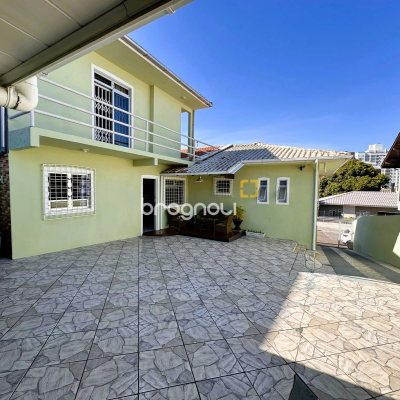 Casa com 170m², 3 quartos (sendo 1 suíte), 1 garagem, no bairro Barreiros em São José