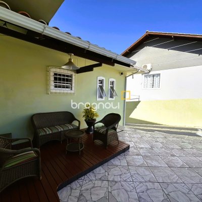 Casa com 170m², 3 quartos (sendo 1 suíte), 1 garagem, no bairro Barreiros em São José
