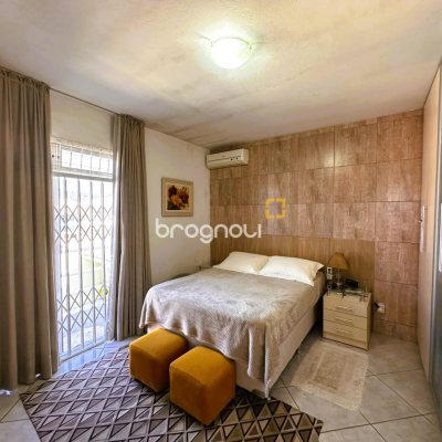 Casa com 170m², 3 quartos (sendo 1 suíte), 1 garagem, no bairro Barreiros em São José