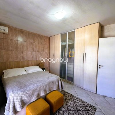 Casa com 170m², 3 quartos (sendo 1 suíte), 1 garagem, no bairro Barreiros em São José