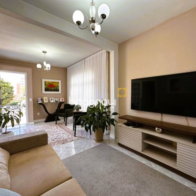 Casa com 170m², 3 quartos (sendo 1 suíte), 1 garagem, no bairro Barreiros em São José