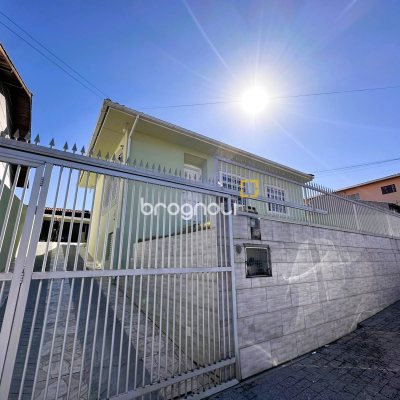 Casa com 170m², 3 quartos (sendo 1 suíte), 1 garagem, no bairro Barreiros em São José