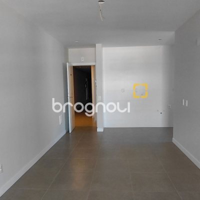 Apartamento com 94m², 3 quartos (sendo 1 suíte), 2 garagens, no bairro Saco Grande em Florianópolis