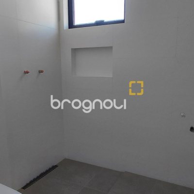Apartamento com 94m², 3 quartos (sendo 1 suíte), 2 garagens, no bairro Saco Grande em Florianópolis