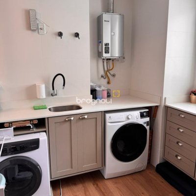 Apartamento com 155m², 4 quartos (sendo 4 suítes), 3 garagens, no bairro Campinas em São José
