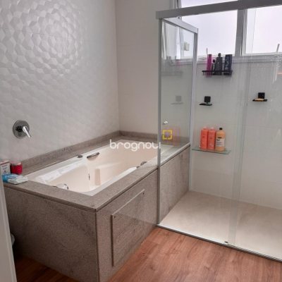 Apartamento com 155m², 4 quartos (sendo 4 suítes), 3 garagens, no bairro Campinas em São José