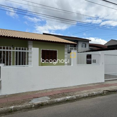 Casa com 62m², 2 quartos, 3 garagens, no bairro Forquilhas em São José