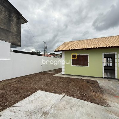 Casa com 62m², 2 quartos, 3 garagens, no bairro Forquilhas em São José