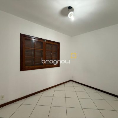 Casa com 62m², 2 quartos, 3 garagens, no bairro Forquilhas em São José