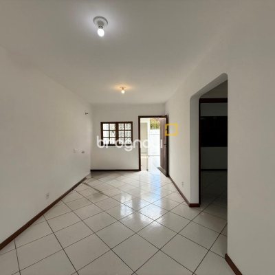 Casa com 62m², 2 quartos, 3 garagens, no bairro Forquilhas em São José