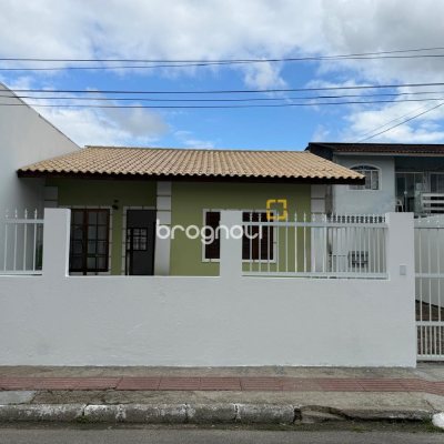 Casa com 62m², 2 quartos, 3 garagens, no bairro Forquilhas em São José