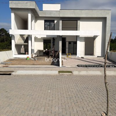 Casa com 94m², 3 quartos (sendo 1 suíte), 2 garagens, no bairro Ingleses do Rio Vermelho em Florianópolis