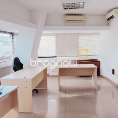 Sala com 161m², 4 garagens, no bairro Centro em Florianópolis