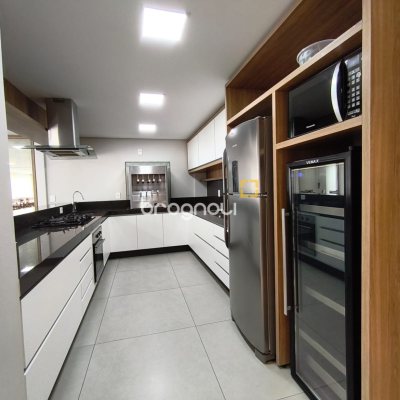 Apartamento com 128m², 4 quartos (sendo 1 suíte), 2 garagens, no bairro Canto em Florianópolis