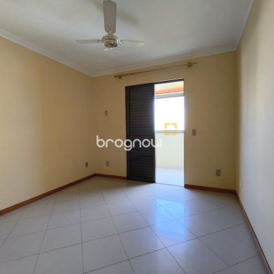 Apartamento com 128m², 4 quartos (sendo 1 suíte), 2 garagens, no bairro Canto em Florianópolis