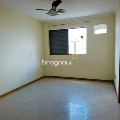 Apartamento com 128m², 4 quartos (sendo 1 suíte), 2 garagens, no bairro Canto em Florianópolis