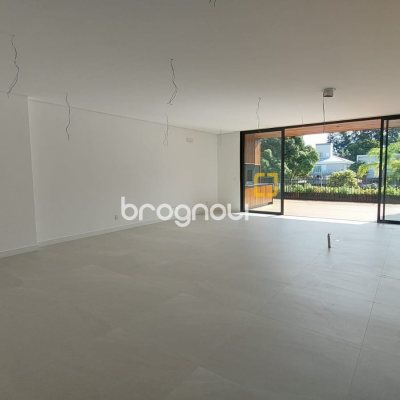 Apartamento com 193m², 3 quartos (sendo 3 suítes), 2 garagens, no bairro Cacupé em Florianópolis