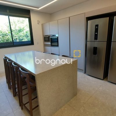 Apartamento com 193m², 3 quartos (sendo 3 suítes), 2 garagens, no bairro Cacupé em Florianópolis