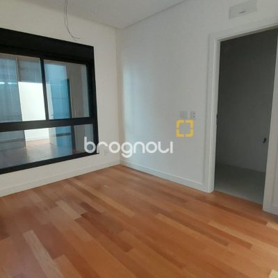 Apartamento com 193m², 3 quartos (sendo 3 suítes), 2 garagens, no bairro Cacupé em Florianópolis