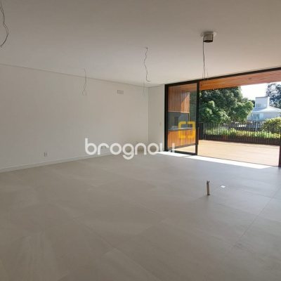 Apartamento com 193m², 3 quartos (sendo 3 suítes), 2 garagens, no bairro Cacupé em Florianópolis