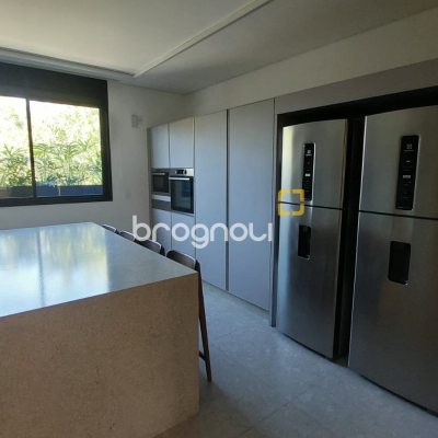 Apartamento com 193m², 3 quartos (sendo 3 suítes), 2 garagens, no bairro Cacupé em Florianópolis