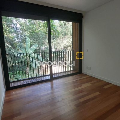 Apartamento com 193m², 3 quartos (sendo 3 suítes), 2 garagens, no bairro Cacupé em Florianópolis