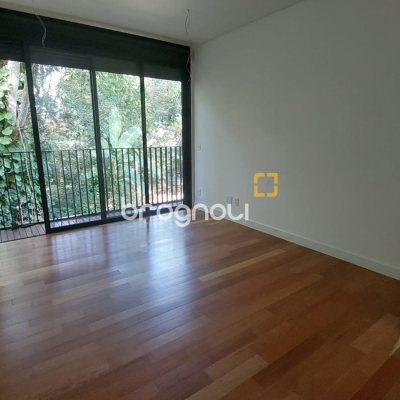 Apartamento com 193m², 3 quartos (sendo 3 suítes), 2 garagens, no bairro Cacupé em Florianópolis