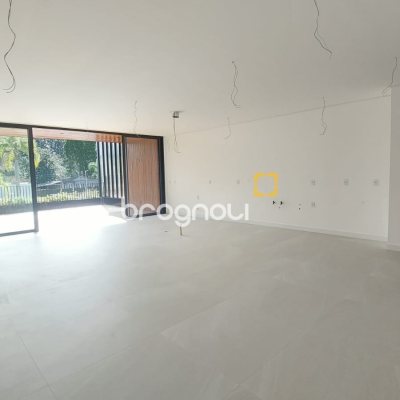 Apartamento com 193m², 3 quartos (sendo 3 suítes), 2 garagens, no bairro Cacupé em Florianópolis