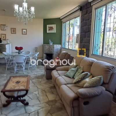 Casa com 343m², 6 quartos (sendo 2 suítes), 5 garagens, no bairro Canasvieiras em Florianópolis