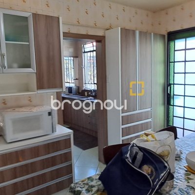 Casa com 343m², 6 quartos (sendo 2 suítes), 5 garagens, no bairro Canasvieiras em Florianópolis