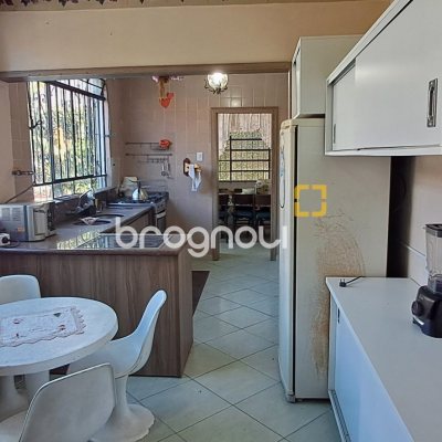 Casa com 343m², 6 quartos (sendo 2 suítes), 5 garagens, no bairro Canasvieiras em Florianópolis