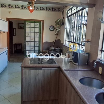 Casa com 343m², 6 quartos (sendo 2 suítes), 5 garagens, no bairro Canasvieiras em Florianópolis