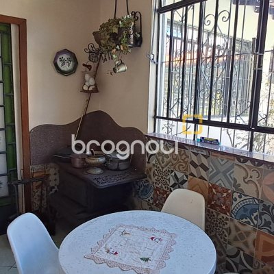 Casa com 343m², 6 quartos (sendo 2 suítes), 5 garagens, no bairro Canasvieiras em Florianópolis