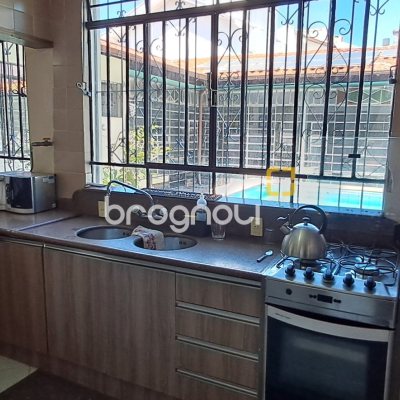 Casa com 343m², 6 quartos (sendo 2 suítes), 5 garagens, no bairro Canasvieiras em Florianópolis
