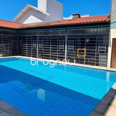 Casa com 343m², 6 quartos (sendo 2 suítes), 5 garagens, no bairro Canasvieiras em Florianópolis