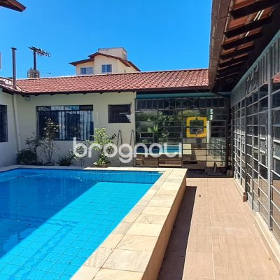 Casa com 343m², 6 quartos (sendo 2 suítes), 5 garagens, no bairro Canasvieiras em Florianópolis