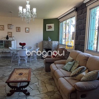 Casa com 343m², 6 quartos (sendo 2 suítes), 5 garagens, no bairro Canasvieiras em Florianópolis