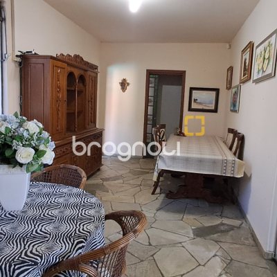 Casa com 343m², 6 quartos (sendo 2 suítes), 5 garagens, no bairro Canasvieiras em Florianópolis