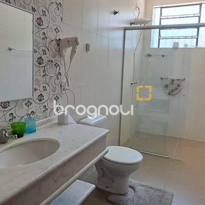 Casa com 343m², 6 quartos (sendo 2 suítes), 5 garagens, no bairro Canasvieiras em Florianópolis